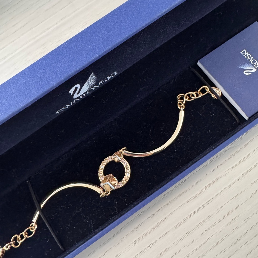 🌸 Swarovski Gold Bracelet
